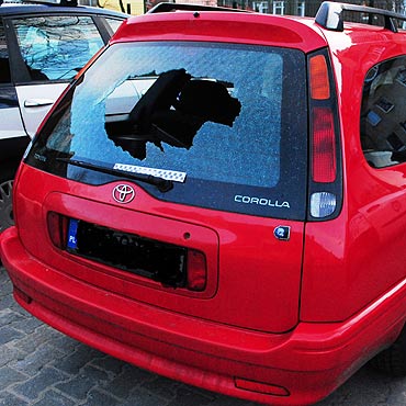 Strzela z pistoletu. Powybija szyby w oknie i samochodzie