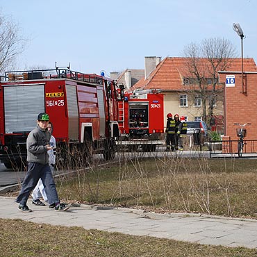 Spalia obiad. Postawia straakw na nogi