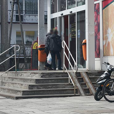 Czytelnik: Wywrciem si z zakupami na tych schodach