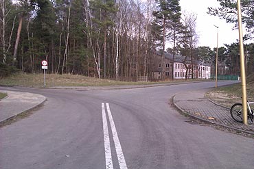 Dzikie wysypisko na prawobrzeu. Worki mieci i porozrzucane pieluchy