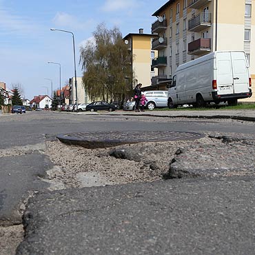 Wielka wyrwa w jezdni na Markiewicza 