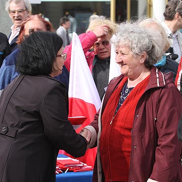 Rozdali blisko p tysica biao-czerwonych flag. Zobacz film!