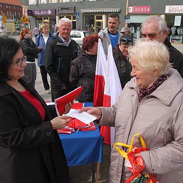 Rozdali blisko p tysica biao-czerwonych flag. Zobacz film!