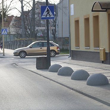 Postawili betonowe pkule. Samochody nie zaparkuj ju na chodniku