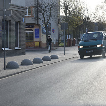 Postawili betonowe pkule. Samochody nie zaparkuj ju na chodniku