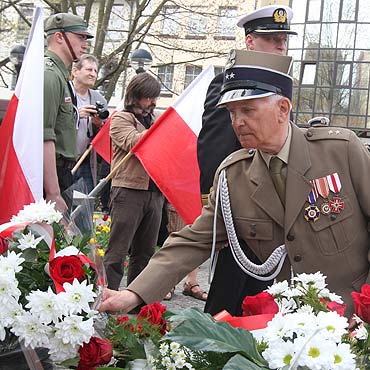 Upamitnili 68. Rocznic Zakoczenia II Wojny wiatowej. Zoyli kwiaty pod pomnikiem