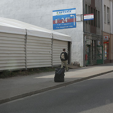 Kolejna samowolka. Szpeccy blaszak w centrum miasta