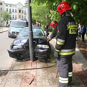 18-latek roztrzaska bmw na supie. Kierowa bez uprawnie