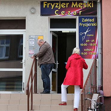 Znw zdewastowano salon fryzjerski. W drzwiach wybito szyb