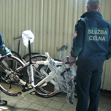 Celnicy udaremnili przemyt piciu rowerw