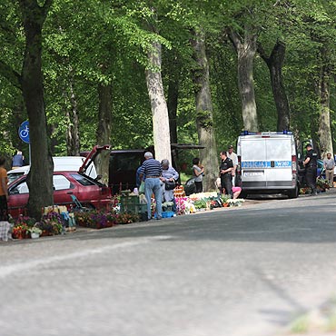 Handel wzdu Wojska Polskiego znw rozkwita. Handlarze nie boj si nawet policji