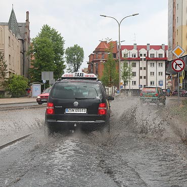 Zalane ulice, kanalizacja nie daa rady! Zobacz filmy! 