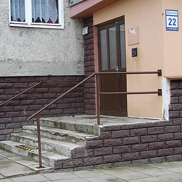Nie ma rurki przy barierce i podjazdu dla wzkw