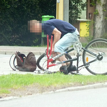 Rowerem wjecha pod koa samochodu