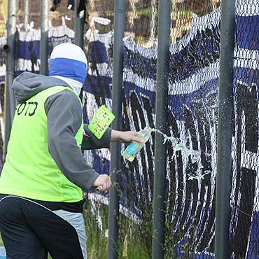 W koszulce „foto” wtargn na muraw i podpali flag kibicw