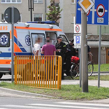 Skrca na parking. Potrci rowerzystk