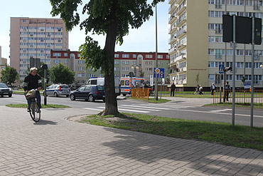 Skrca na parking. Potrci rowerzystk