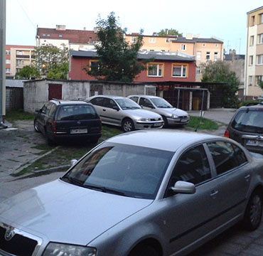 Parkuj samochody na cisk. Zastawiaj dojazd subom ratunkowym