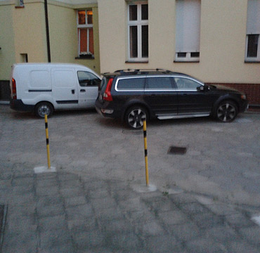 Parkuj samochody na cisk. Zastawiaj dojazd subom ratunkowym