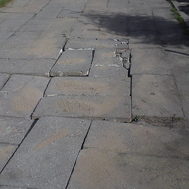 Haas betonowych pyt ciga mieszkacw z ka