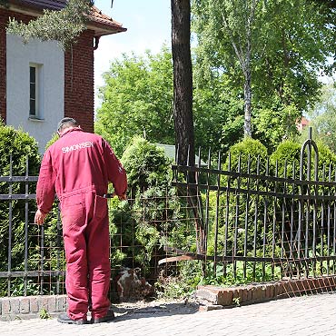 Pocig za pijanym kierowc. Pdzi ulicami miasta i cina znaki drogowe