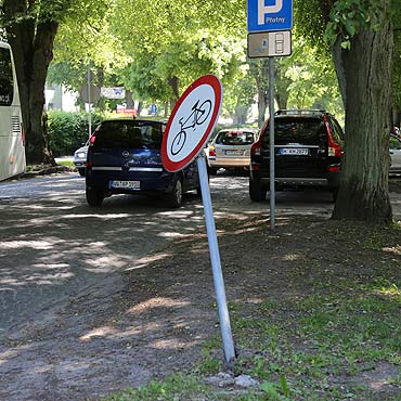 Pocig za pijanym kierowc. Pdzi ulicami miasta i cina znaki drogowe
