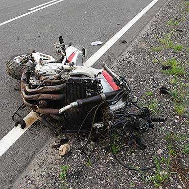 Straci panowanie nad motocyklem. Uderzy w betonowy przepust wodny