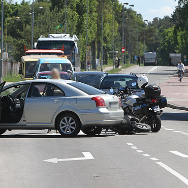 Skrcaa do sklepu. Zajechaa drog motocyklicie 
