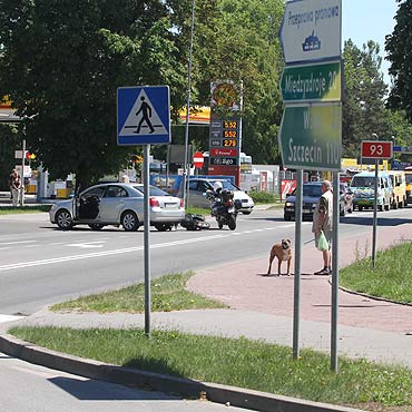 Skrcaa do sklepu. Zajechaa drog motocyklicie 