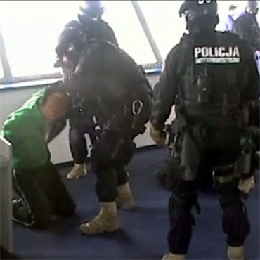 Policjanci wiczyli w porcie. Odbijali statek pasaerski