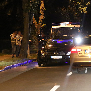 Wjecha w przydron lamp. Sam zadzwoni na policj