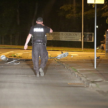 Wjecha w przydron lamp. Sam zadzwoni na policj