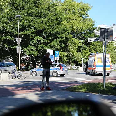 Chcia unikn uderzenia przez samochd. Nie zdy...