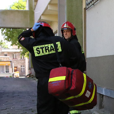 Straacy protestuj. Jednostka oflagowana