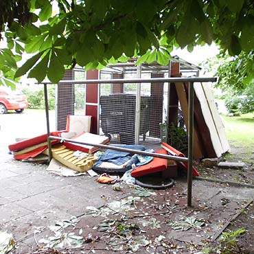 Wyrzucaj stare kanapy pod mietnik. Bezdomni maj noclegowni