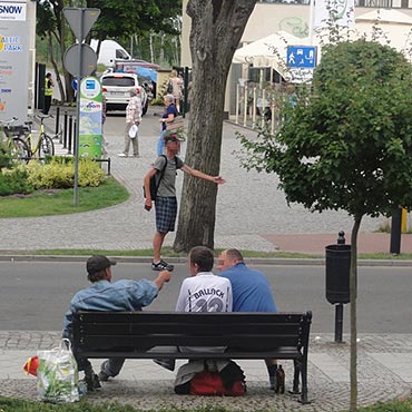 Alkohol uderzy mu do gowy. Na rodku jezdni zabawia si w parkingowego