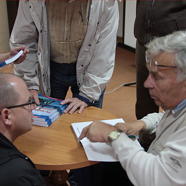 Jzef Pluciski spotka si z mieszkacami Warszowa i dedykowa im swoj najnowsz ksik