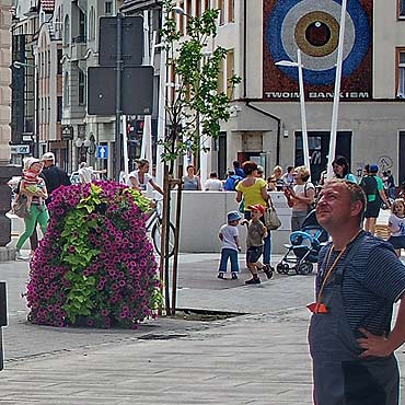 Kwieciste klomby stany na Placu Wolnoci. Mieszkacy: Wci za mao!