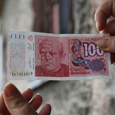 Oszuci pac starymi banknotami