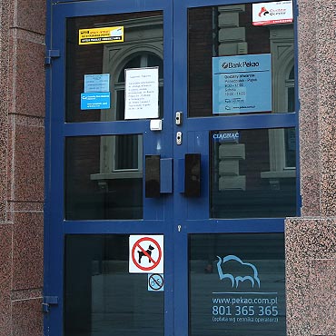 Nie mg wyj z banku. Pekao SA instruuje, jak… otwiera drzwi