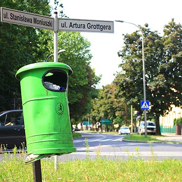Przepełnione śmietniki na ulicy Grottgera