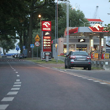 Dyrektorski parking przy gownej ulicy