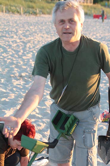 Z wykrywaczami metalu na plaży