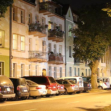 Parkowe lampy wiec… prosto w okna
