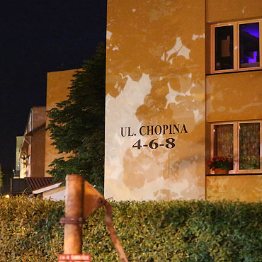 Parkowe lampy wiec… prosto w okna