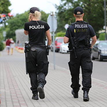 Przy promenadzie z niepokojem czekaj na mecz. Dzielnicowi ostrzegaj 