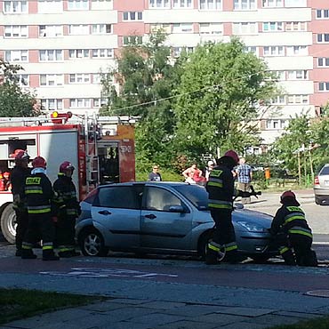 Poar auta przy ulicy Matejki. Waciciel na zakupach