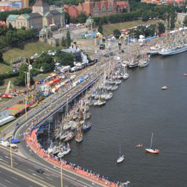 Policjanci dbaj o bezpieczestwo  podczas The Tall Ships Races 2013 