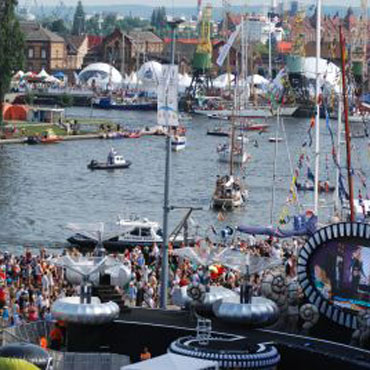 Policjanci dbaj o bezpieczestwo  podczas The Tall Ships Races 2013 