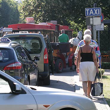 Dorożkarze blokują zatoczki przy promenadzie